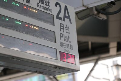 Panneau électronique d'information voyageurs affichant l'heure et les prochains départs