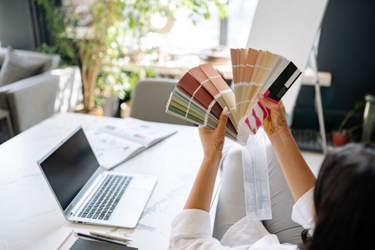 Décoratrice d’intérieur maison : tarifs, rôle et limites du métier